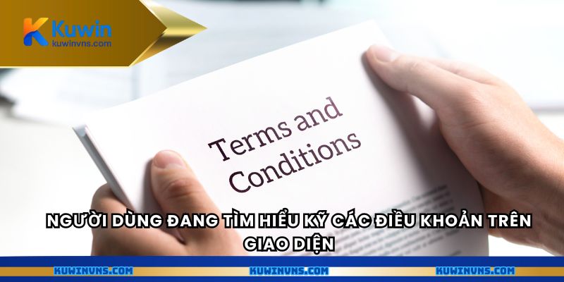 Người dùng đang tìm hiểu kỹ các điều khoản trên giao diện